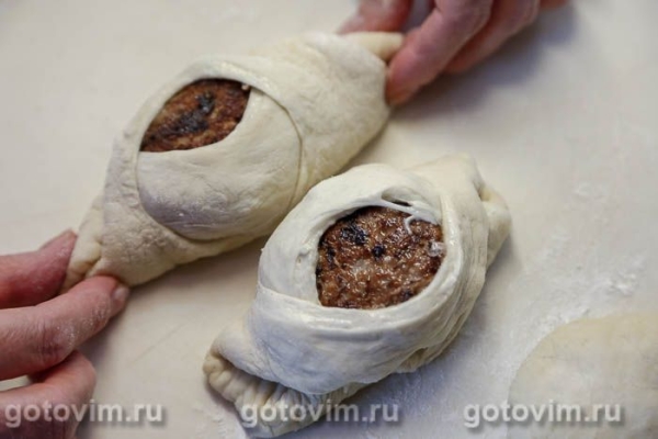 Булочка-плетенка с котлетой