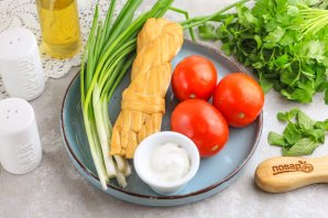 Салат с копченым сыром и помидорами Салат с копченым сыром и помидорами