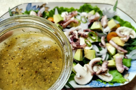 Салат с кальмаром, авокадо и свежими шампиньонами Салат с кальмаром, авокадо и свежими шампиньонами