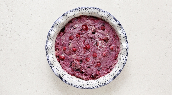 Бисквитный пирог с замороженными ягодами, пошаговый рецепт с фото на 436 ккал