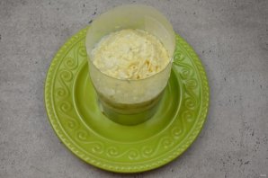 Пасхальный салат с консервированным лососем Пасхальный салат с консервированным лососем