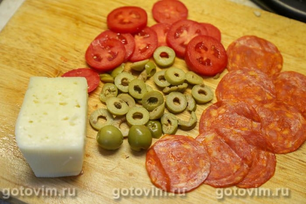 Португальская пицца с пепперони, сырым яйцом и оливками Португальская пицца с пепперони, сырым яйцом и оливками