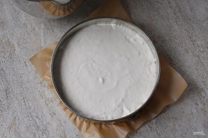 Сметанный торт с консервированными персиками