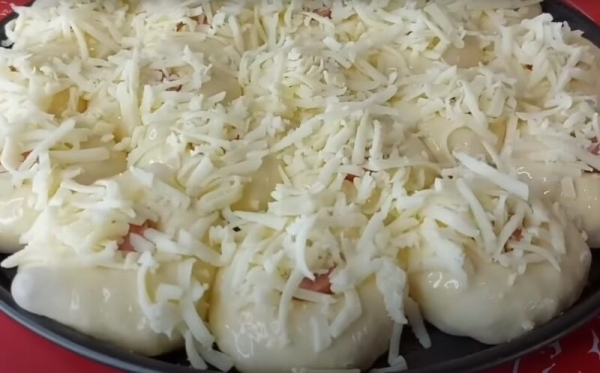 Готовлю их каждую неделю: нежные сырные булочки с начинкой, от которой дети будут в восторге!