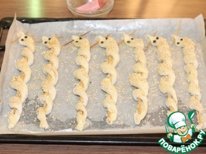 Змейки из слоеного теста с начинкой