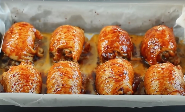 Сочные рулеты из куриных ножек. Рецепт курицы в духовке: все, кто пробовал, просили добавки Сочные рулеты из куриных ножек. Рецепт курицы в духовке: все, кто пробовал, просили добавки