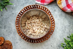 Салат "Арбузная долька" с курицей и грибами