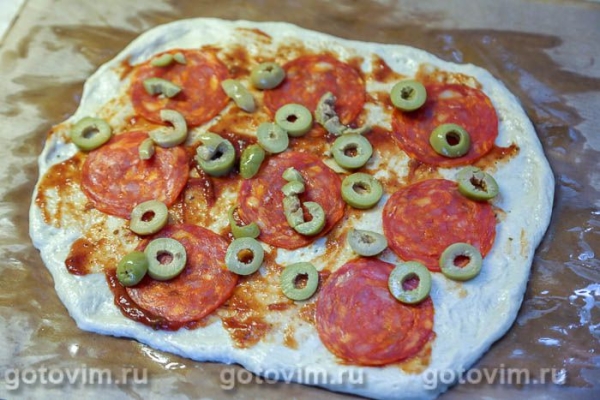 Португальская пицца с пепперони, сырым яйцом и оливками Португальская пицца с пепперони, сырым яйцом и оливками