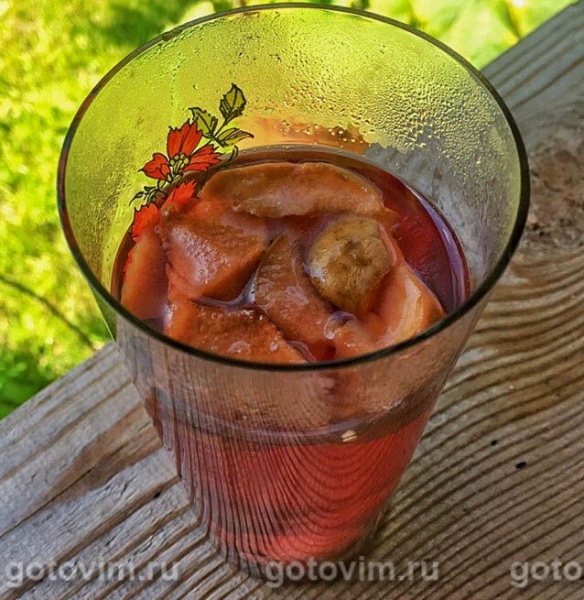 Компот из сушеных яблок и свежих ягод