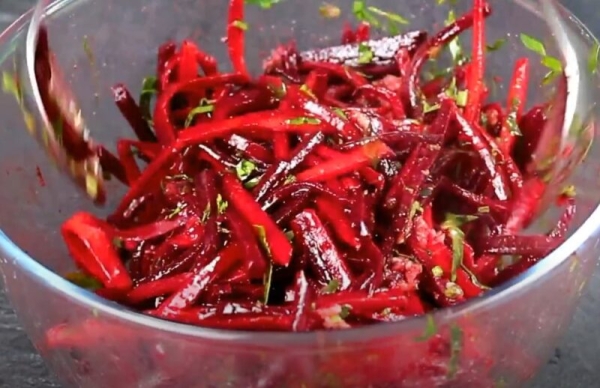 Простой салат из свёклы и моркови, который я готовлю постоянно. Невероятно полезный рецепт Простой салат из свёклы и моркови, который я готовлю постоянно. Невероятно полезный рецепт