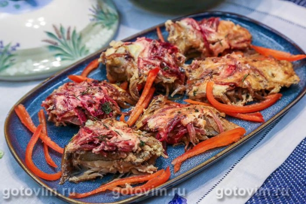 Минтай, запеченный под шубой со свеклой