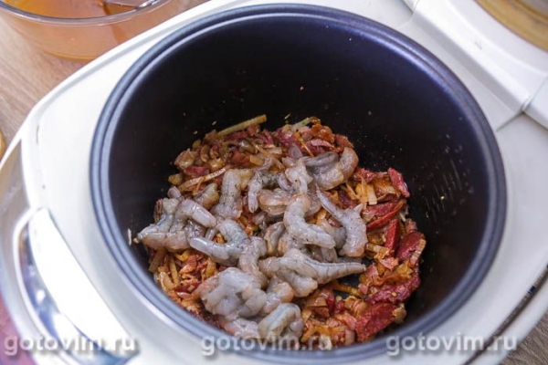 Паэлья с креветками, копченостями и зеленым горошком в мультиварке