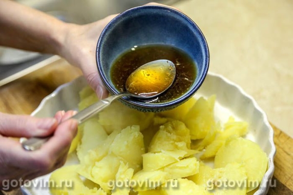 Картофель кусочками, приготовленный с бульоном в микроволновке Картофель кусочками, приготовленный с бульоном в микроволновке