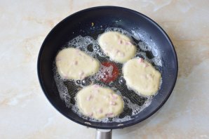 Оладьи с сыром и колбасой Оладьи с сыром и колбасой
