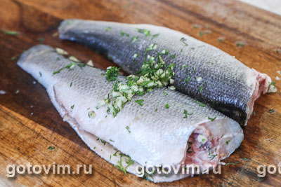 Сибас, запеченный с чесноком, укропом и лимонной цедрой