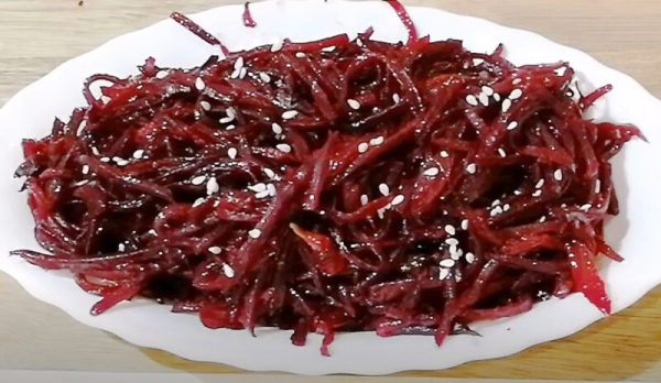 Просто пожарьте свеклу и солёный огурец. Закусочный салат из свеклы: так вкусно, что хочется готовить его каждый день Просто пожарьте свеклу и солёный огурец. Закусочный салат из свеклы: так вкусно, что хочется готовить его каждый день