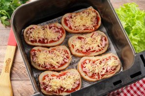 Бутерброды с колбасой и сыром Бутерброды с колбасой и сыром