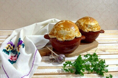 Жаркое в горшочке под съедобной крышечкой Жаркое в горшочке под съедобной крышечкой