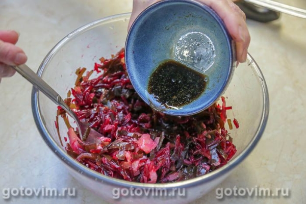 Салат из свеклы с морской капустой и соленой форелью Салат из свеклы с морской капустой и соленой форелью