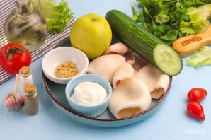 Салат с кальмаром, огурцом и яблоком