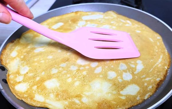 Заменила молоко на обычную минералку: рассказываю, как приготовить гору ажурных блинов из того, что есть в холодильнике