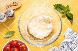 Пицца с помидорами