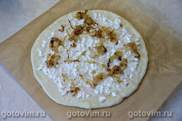 Пицца с лисичками и сыром с голубой плесенью