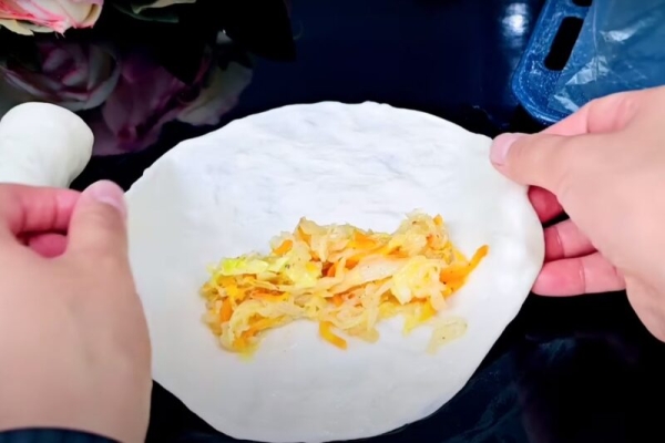 Крутой кипяток и капуста. Как долго я искала рецепт этого теста: быстрые пирожки на сковороде Крутой кипяток и капуста. Как долго я искала рецепт этого теста: быстрые пирожки на сковороде