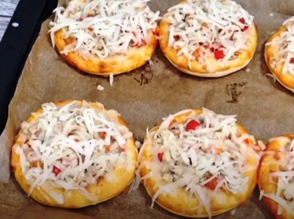 Их всегда мало. Мини-пицца с курицей и овощами: рецепт за 10 минут Их всегда мало. Мини-пицца с курицей и овощами: рецепт за 10 минут