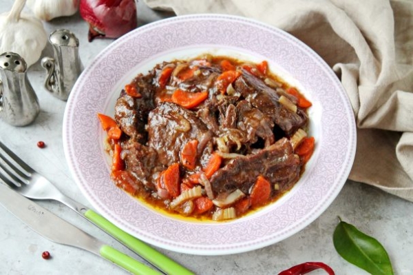 Томленые говяжьи щечки Томленые говяжьи щечки