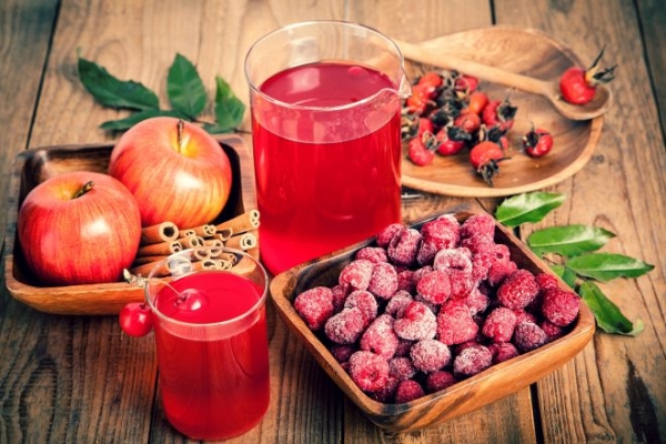 Компот из замороженных ягод и яблок с лимонным соком