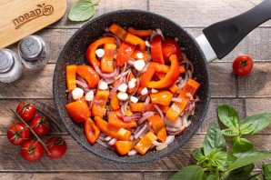 Рататуй с картошкой на сковороде