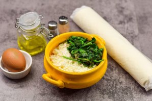 Слоеные пирожки с рикоттой и шпинатом