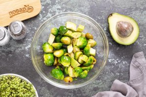 Салат с авокадо и брюссельской капустой Салат с авокадо и брюссельской капустой