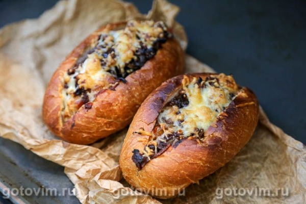 Булочка с колбасками и карамелизированым луком Булочка с колбасками и карамелизированым луком