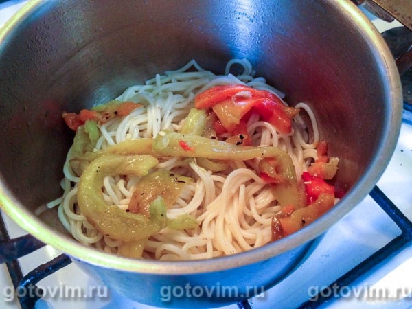 Спагетти с печёным перцем и сыром страчателла
