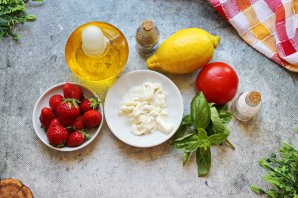 Страчателла с клубникой и томатами Страчателла с клубникой и томатами