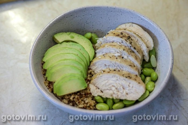 Поке из киноа с куриной грудкой, авокадо и бобами эдамаме