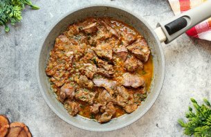 Куриная печень с луком и морковью Куриная печень с луком и морковью