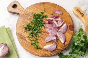 Салат с тунцом, огурцом и помидором Салат с тунцом, огурцом и помидором