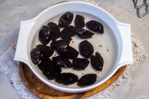 Салат с копченой курицей, черносливом и грецкими орехами Салат с копченой курицей, черносливом и грецкими орехами