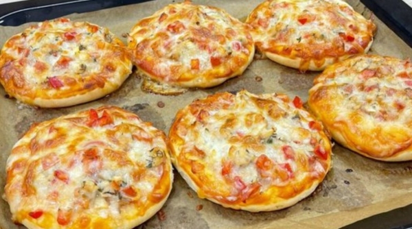 Их всегда мало. Мини-пицца с курицей и овощами: рецепт за 10 минут Их всегда мало. Мини-пицца с курицей и овощами: рецепт за 10 минут