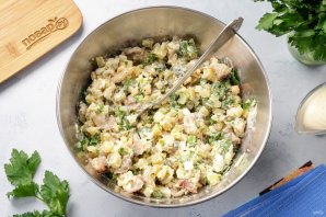 Салат со скумбрией и соленым огурцом Салат со скумбрией и соленым огурцом