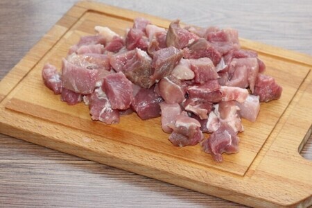 Свинина в горшочках с молочным соусом