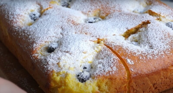 Быстрый бисквитный пирог. Так вкусно, что съедите вместе с тарелкой Быстрый бисквитный пирог. Так вкусно, что съедите вместе с тарелкой