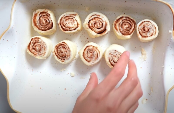 Невероятно вкусно: ароматная выпечка из слоеного теста. «Синнабоны» с корицей и кремом из маскарпоне. Невероятно вкусно: ароматная выпечка из слоеного теста. «Синнабоны» с корицей и кремом из маскарпоне.