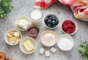 Шоколадный торт с малиной и голубикой