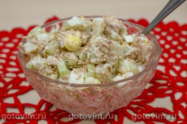 Салат из консервированного тунца, яиц и сельдерея