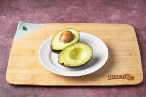 Салат из огурцов, помидоров и авокадо Салат из огурцов, помидоров и авокадо