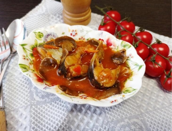 Тушеная сельдь с овощами и шампиньонами Тушеная сельдь с овощами и шампиньонами